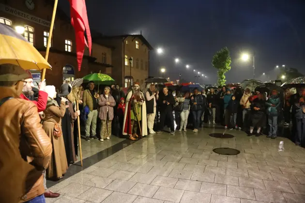 Deszcz nie przeszkodził w spotkaniu z historią. Spacer z duchami Krzyżaków za nami
