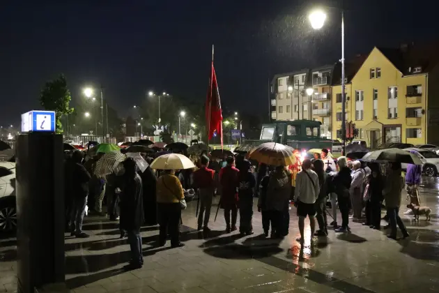 Deszcz nie przeszkodził w spotkaniu z historią. Spacer z duchami Krzyżaków za nami