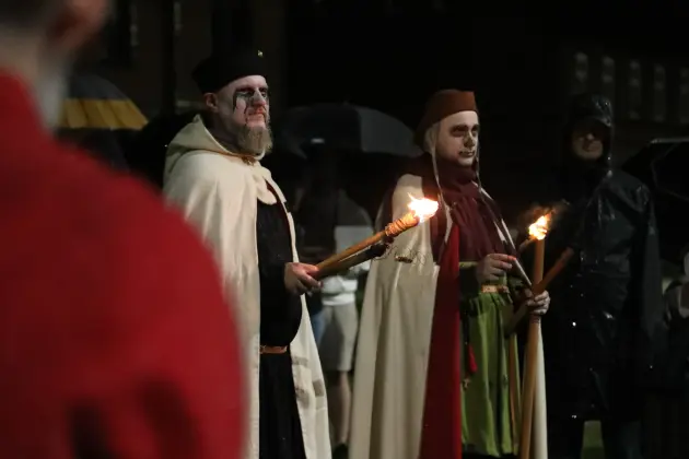 Deszcz nie przeszkodził w spotkaniu z historią. Spacer z duchami Krzyżaków za nami