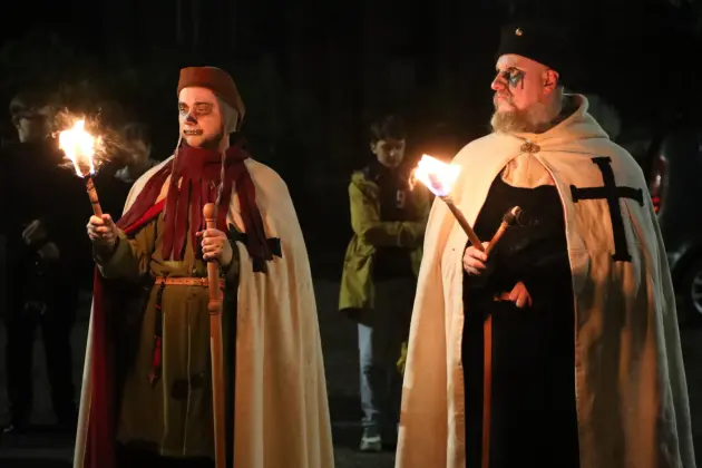 Deszcz nie przeszkodził w spotkaniu z historią. Spacer z duchami Krzyżaków za nami