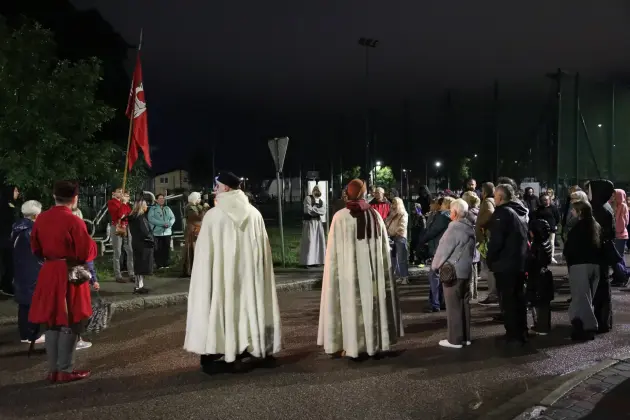 Deszcz nie przeszkodził w spotkaniu z historią. Spacer z duchami Krzyżaków za nami