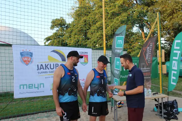 Emocje do ostatniej piłki. 18. Jakubowy Turniej Siatkówki Plażowej zakończony zwycięstwem duetu z Rumi
