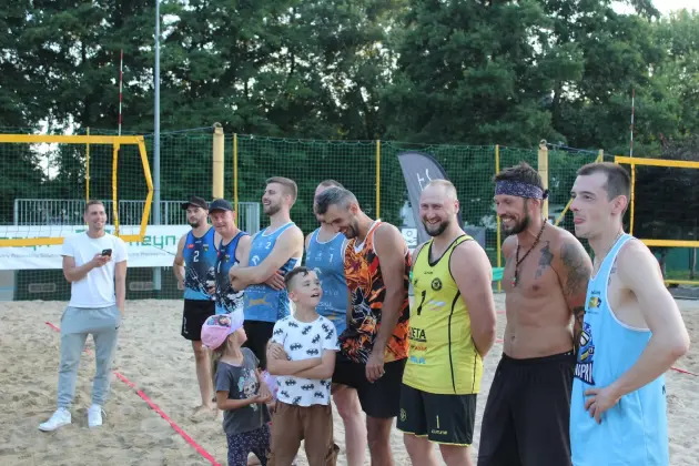 Emocje do ostatniej piłki. 18. Jakubowy Turniej Siatkówki Plażowej zakończony zwycięstwem duetu z Rumi