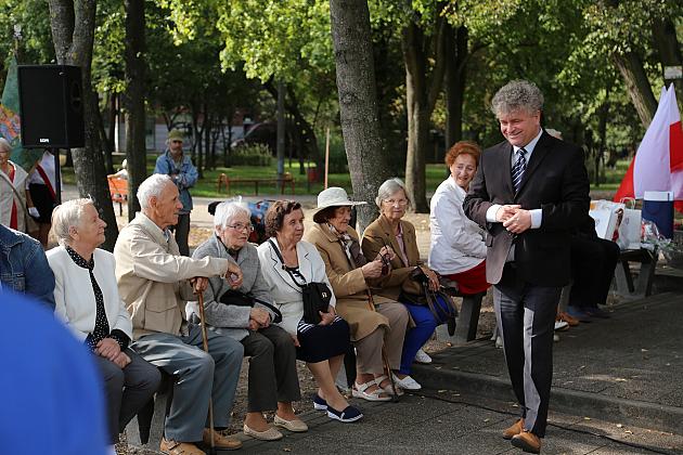 Dzień Sybiraka. Kwiaty i znicze pod Pomnikiem Zesłańców Sybiru