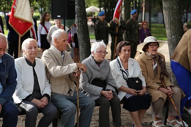Dzień Sybiraka. Kwiaty i znicze pod Pomnikiem Zesłańców Sybiru