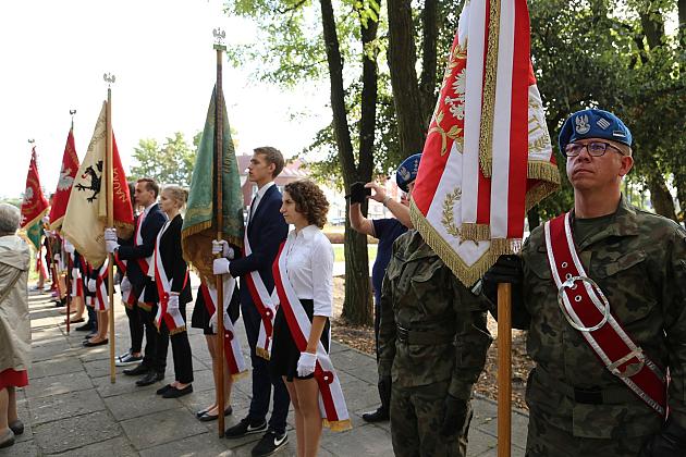 Dzień Sybiraka. Kwiaty i znicze pod Pomnikiem Zesłańców Sybiru