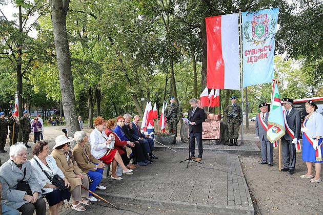 Dzień Sybiraka. Kwiaty i znicze pod Pomnikiem Zesłańców Sybiru