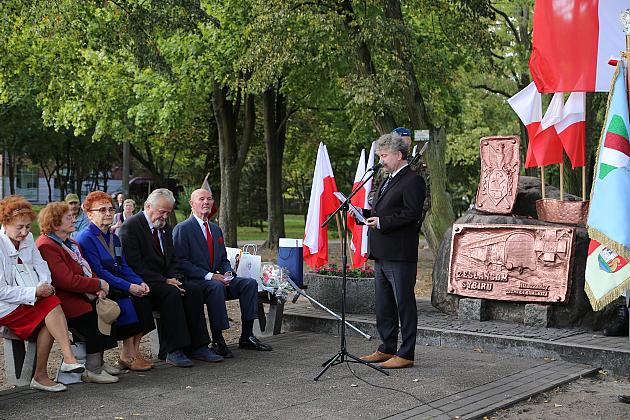 Dzień Sybiraka. Kwiaty i znicze pod Pomnikiem Zesłańców Sybiru
