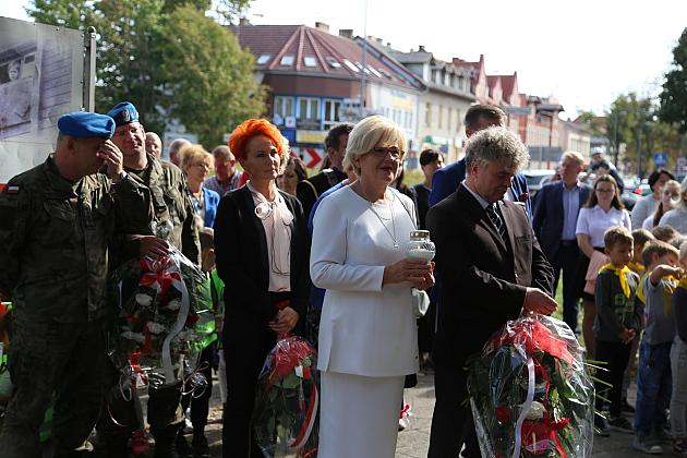 Dzień Sybiraka. Kwiaty i znicze pod Pomnikiem Zesłańców Sybiru