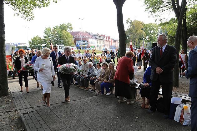 Dzień Sybiraka. Kwiaty i znicze pod Pomnikiem Zesłańców Sybiru