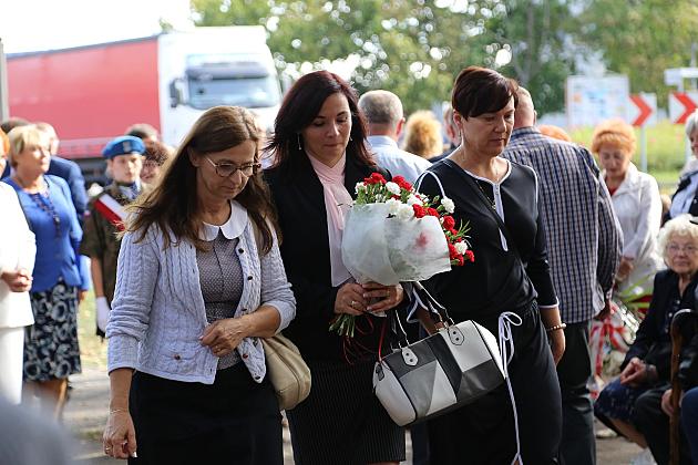Dzień Sybiraka. Kwiaty i znicze pod Pomnikiem Zesłańców Sybiru