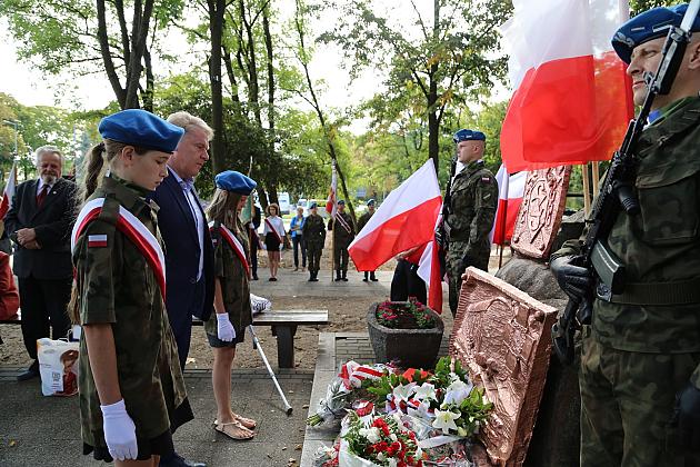 Dzień Sybiraka. Kwiaty i znicze pod Pomnikiem Zesłańców Sybiru