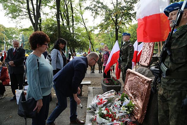 Dzień Sybiraka. Kwiaty i znicze pod Pomnikiem Zesłańców Sybiru