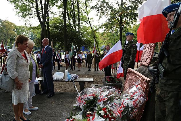 Dzień Sybiraka. Kwiaty i znicze pod Pomnikiem Zesłańców Sybiru