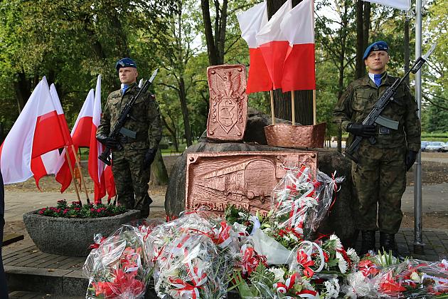Dzień Sybiraka. Kwiaty i znicze pod Pomnikiem Zesłańców Sybiru