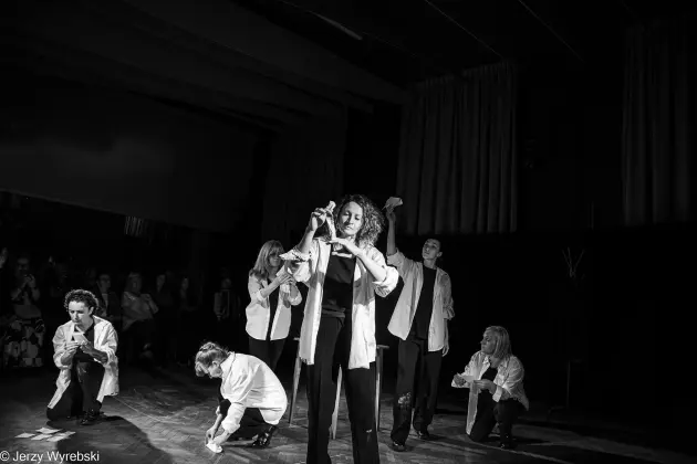 Zapraszamy na spektakl teatralny “Pod skórą” we „Fregacie”