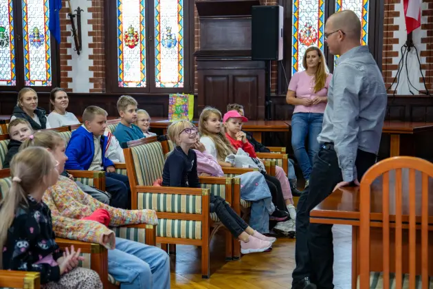 Trzecioklasiści z SP1 poznali tajniki pracy Urzędu Miejskiego