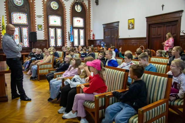 Trzecioklasiści z SP1 poznali tajniki pracy Urzędu Miejskiego