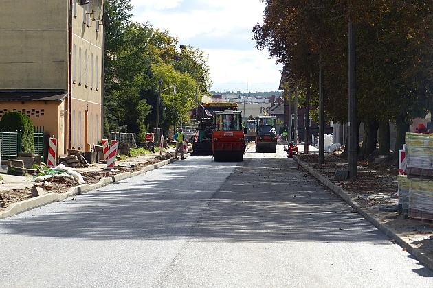 Walce drogowe na Sienkiewicza. Trwa budowa Lęborskiego Węzła Przesiadkowego
