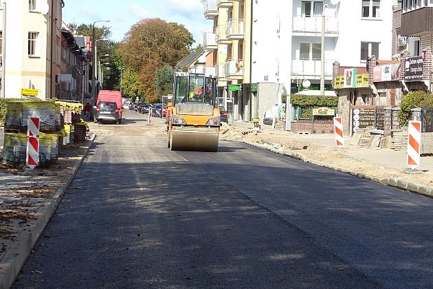 Walce drogowe na Sienkiewicza. Trwa budowa Lęborskiego Węzła Przesiadkowego