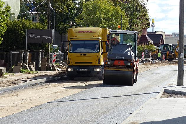 Walce drogowe na Sienkiewicza. Trwa budowa Lęborskiego Węzła Przesiadkowego