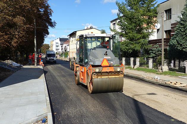 Walce drogowe na Sienkiewicza. Trwa budowa Lęborskiego Węzła Przesiadkowego