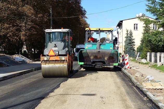 Walce drogowe na Sienkiewicza. Trwa budowa Lęborskiego Węzła Przesiadkowego