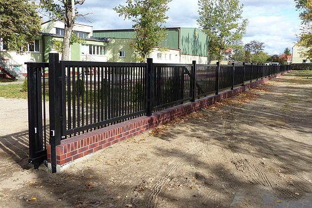 Nowe ogrodzenie i miejsca parkingowe przy SP nr 5