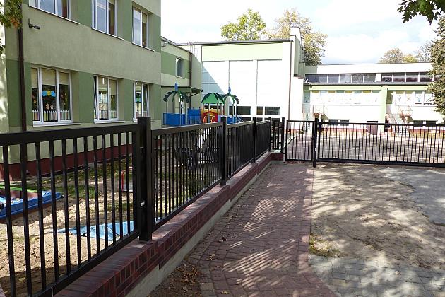 Nowe ogrodzenie i miejsca parkingowe przy SP nr 5