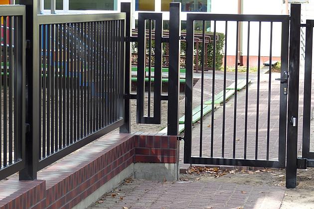 Nowe ogrodzenie i miejsca parkingowe przy SP nr 5