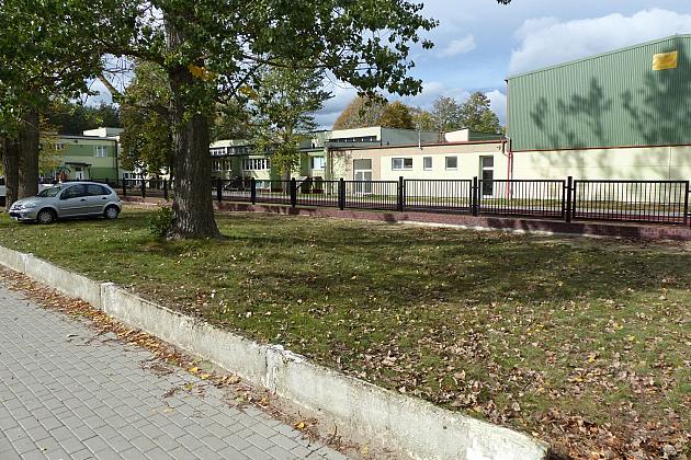 Nowe ogrodzenie i miejsca parkingowe przy SP nr 5