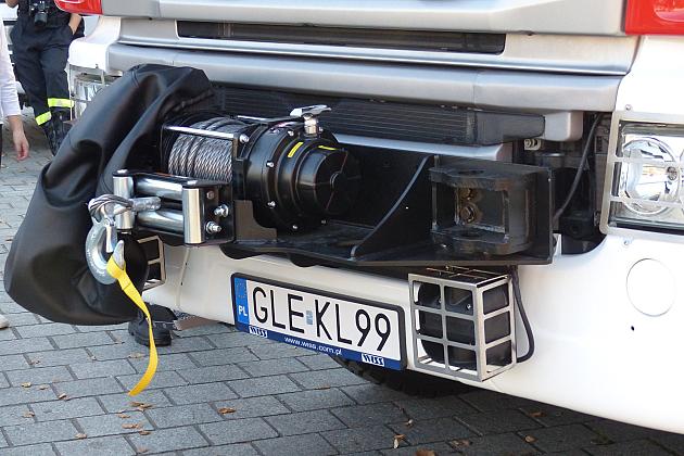 Strażacy ochotnicy z nowoczesnym wozem strażackim