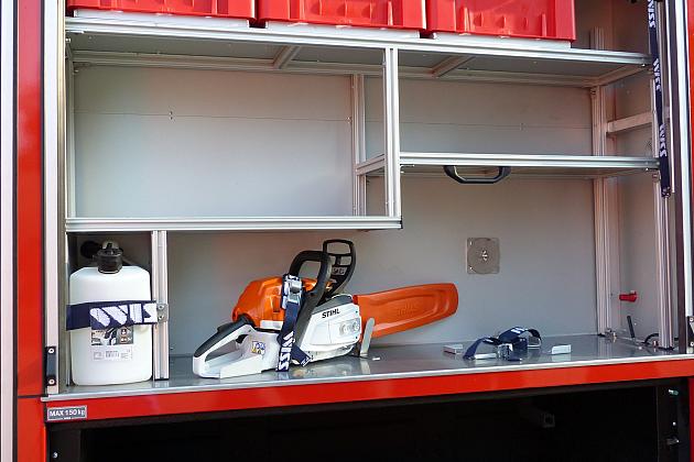 Strażacy ochotnicy z nowoczesnym wozem strażackim