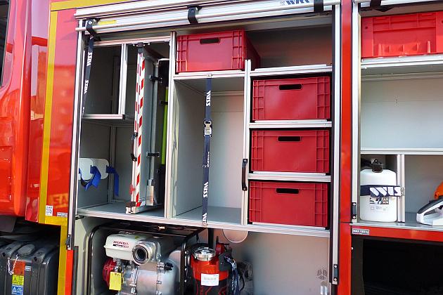 Strażacy ochotnicy z nowoczesnym wozem strażackim