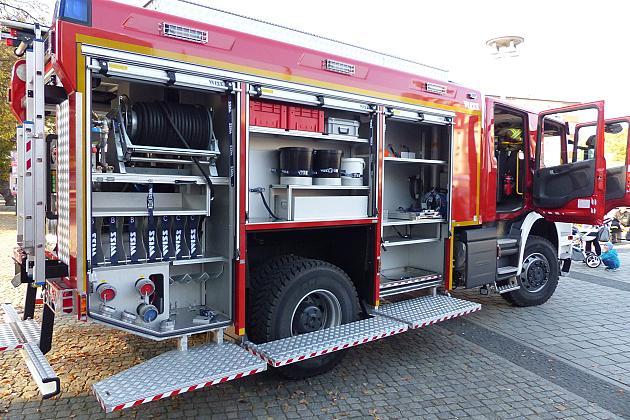 Strażacy ochotnicy z nowoczesnym wozem strażackim