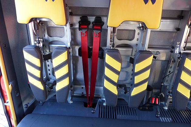 Strażacy ochotnicy z nowoczesnym wozem strażackim