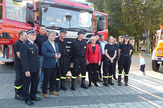 Strażacy ochotnicy z nowoczesnym wozem strażackim