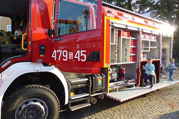 Strażacy ochotnicy z nowoczesnym wozem strażackim