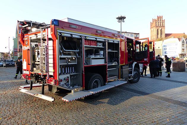 Strażacy ochotnicy z nowoczesnym wozem strażackim