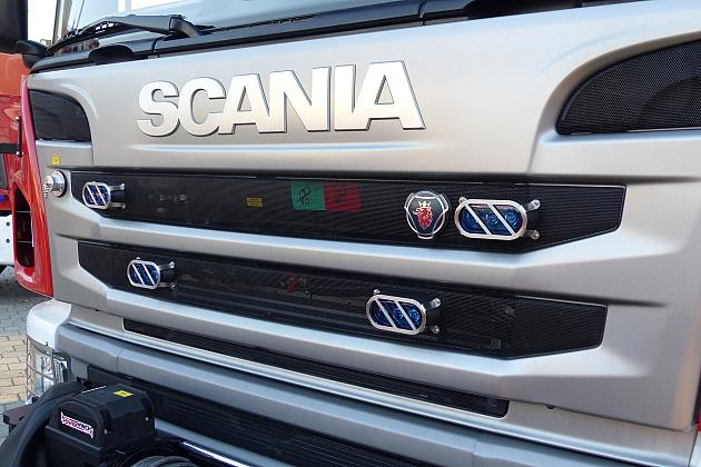 Strażacy ochotnicy z nowoczesnym wozem strażackim