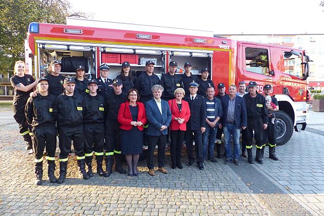 Strażacy ochotnicy z nowoczesnym wozem strażackim