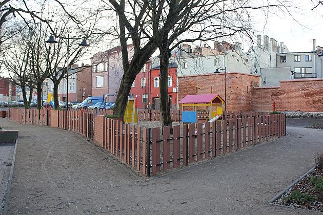 Skwer przy Przymurnej. Zabawa i wypoczynek