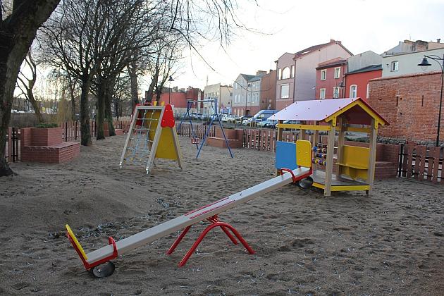 Skwer przy Przymurnej. Zabawa i wypoczynek