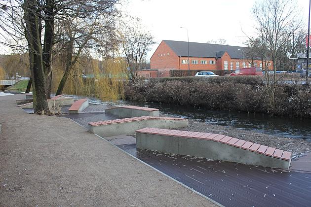 Skwer przy Przymurnej. Zabawa i wypoczynek