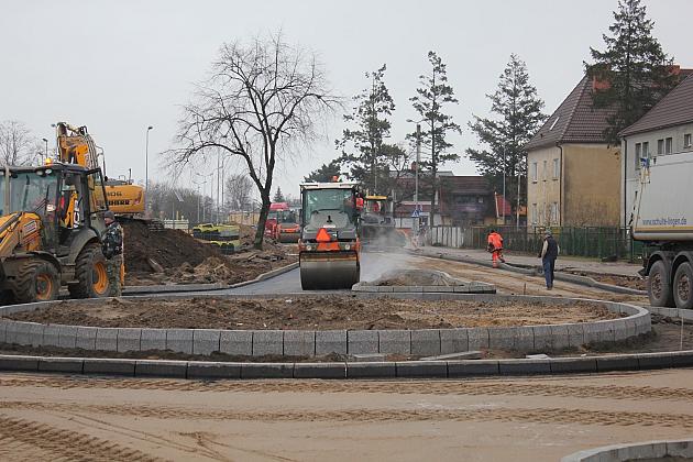 Węzeł Przesiadkowy w budowie. Walce drogowe na Dworcowej