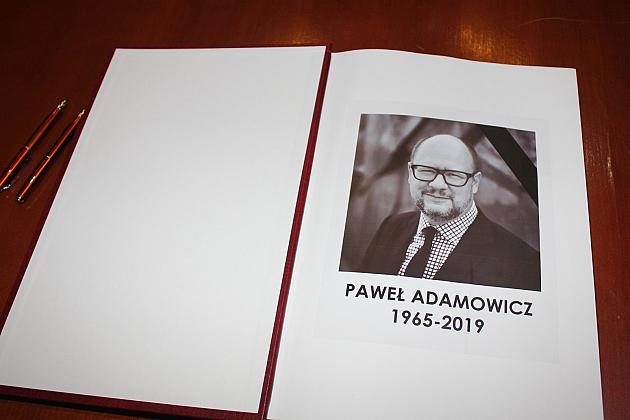 Księga kondolencyjna wystawiona w ratuszu