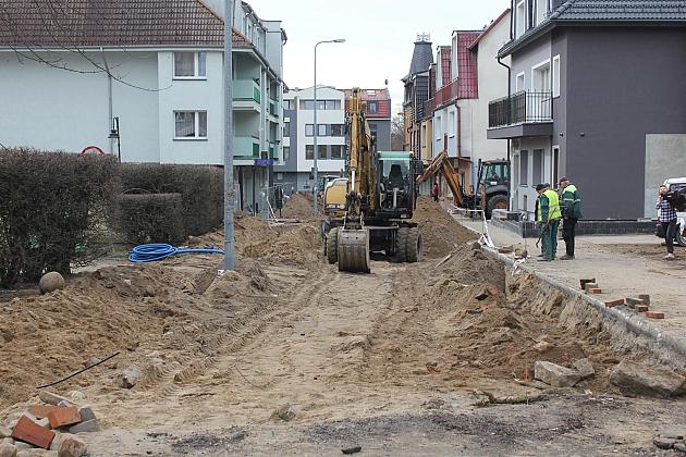 Głębokie wykopy na ulicy Gdańskiej pod kanalizację i wodociąg