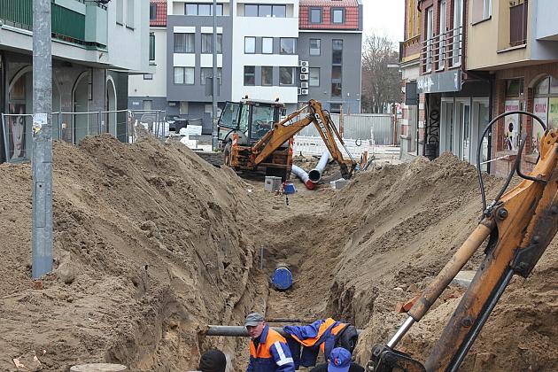 Głębokie wykopy na ulicy Gdańskiej pod kanalizację i wodociąg