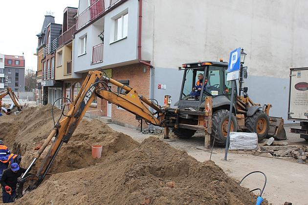 Głębokie wykopy na ulicy Gdańskiej pod kanalizację i wodociąg