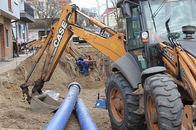 Głębokie wykopy na ulicy Gdańskiej pod kanalizację i wodociąg